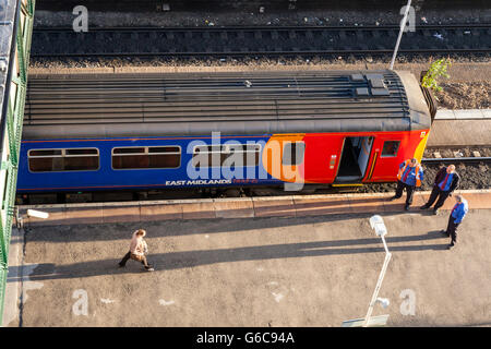 East Midlands Trains Zug, Crew, Passagier- und Dispatcher an eine Plattform für die Abfahrt Bahnhof warten, Nottingham, Nottingham, England, Großbritannien Stockfoto