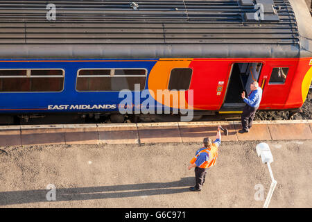 East Midlands Trains Zug bereit zu verlassen. Zug von einer Plattform am Bahnhof Nottingham, Nottingham, England, Großbritannien Stockfoto