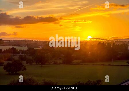 Sonnenuntergang mit Orangen und gelben Himmel schauend über Herefordshire, im Vereinigten Königreich Stockfoto