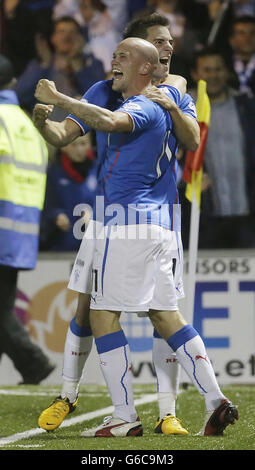 Nicky Law der Rangers feiert sein Tor mit Teamkollege Andrew Little während des Scottish League One Spiels im Excelsior Stadium, Airdrie. Stockfoto