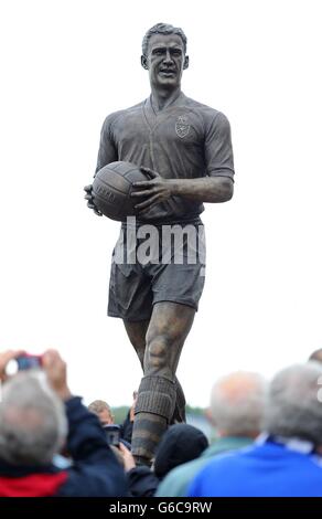 Fans schauen sich die neue Nat Lofthouse Statue vor dem Reebok Stadium an, bevor Bolton Wanders beim Sky Bet Football League Championship-Spiel im Reebok Stadium in Bolton die Queens Park Rangers treffen. Stockfoto