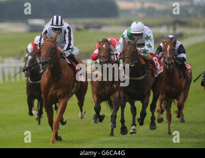 Jockey Wayne Lordan (links) fährt während des Galileo Futurity Stakes Day auf der Curragh Racecourse, Co Kildare, Irland, zum Sieg beim Irish Field Curragh Stakes Race. Stockfoto