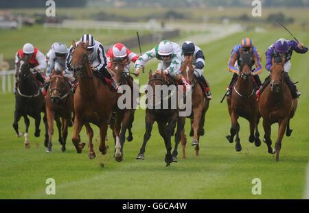 Jockey Wayne Lordan (schwarze und weiße Seide) fährt während des Galileo Futurity Stakes Day auf der Curragh Racecourse, Co Kildare, Irland, zum Sieg beim Irish Field Curragh Stakes Race. Stockfoto