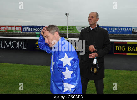 Jockey Pat Smullen und Trainer Eddie Lynam, nachdem Vallado die Tattersalls Ireland Super Auction Sale-Einsätze während des Galileo Futurity Stakes Day auf der Curragh Racecourse, Co Kildare, Irland, gewonnen hatte. DRÜCKEN SIE VERBANDSFOTO. Bilddatum: Samstag, 24. August 2013. Siehe PA Story RACING Curragh. Der Bildnachweis sollte lauten: Barry Cronin/PA Wire Stockfoto