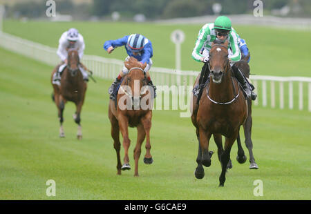 Jockey Joseph O'Brien (rechts) reitet auf dem Galileo Futurity Stakes Day auf der Curragh Racecourse, Co Kildare, Irland, das Kriegskommando zum Sieg im Galileo European Breeders Fund Futurity Stakes. Stockfoto