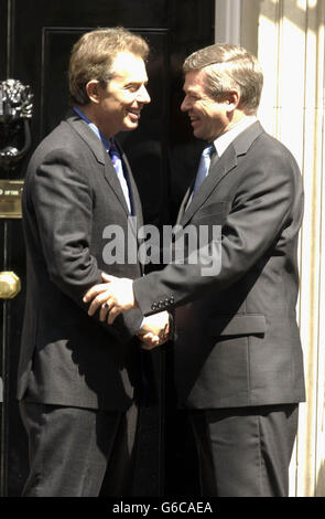 Der britische Premierminister Tony Blair begrüßt seinen norwegischen Amtskollegen Kjell Magne Bondevik auf den Stufen der Downing Street Nr. 10. Stockfoto