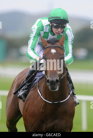 Der Jockey Joseph O'Brien reitet auf dem Galileo Futurity Stakes Day auf der Curragh Racecourse, Co Kildare, Irland, das Kriegskommando zum Sieg in den Futurity Stakes des Galileo European Breeders Fund. Stockfoto