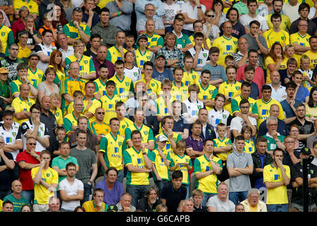 Norwich City-Fans während des Spiels der Barclays Premier League im KC Stadium, Hull. Stockfoto