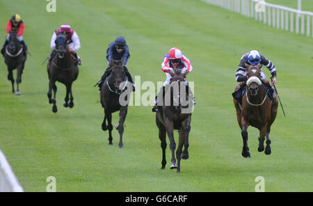 Jockey Johnny Murtagh (zweiter rechts) reitet Royal Diamond zum Sieg bei den Gewinnen Irish St Leger Trial Stakes während des Galileo Futurity Stakes Day auf der Curragh Racecourse, Co Kildare, Irland. Stockfoto