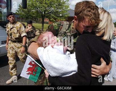 Trooper Matthew Tapp von der 1. Queen Dragoon Guards (Welsh Cavalry) sieht seinen neugeborenen Sohn Kieron zum ersten Mal, als er aus dem Irak-Krieg nach Catterick zurückkehrt, um von Kieron, der von seiner Mutter Emma gehalten wird, getroffen zu werden. Das Baby wurde vor sechs Wochen geboren, als Matthew noch im Kriegsgebiet diente. Stockfoto