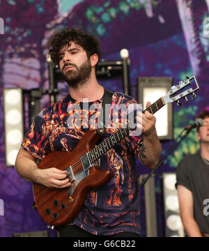 Yannis Philippakis von Foals auf der Hauptbühne, am zweiten Tag des Reading Festivals. Stockfoto