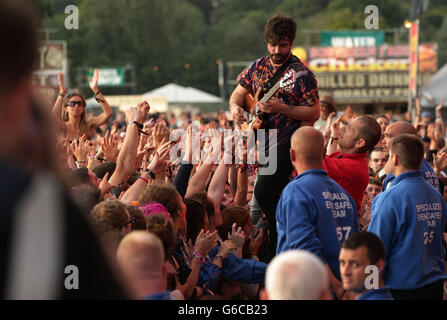 Reading Festival 2013. Yannis Philippakis von Foals tritt auf der Hauptbühne auf, am zweiten Tag des Reading Festivals. Stockfoto