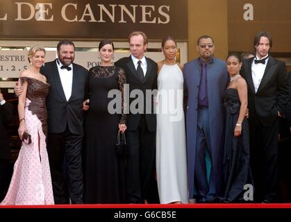 Stars des Films kommen zur Premiere von Matrix Reloaded im Palais des Festivals in Cannes. (L bis R) Karyn Fields, Joel Silver, Carrie Anne Moss, Hugo Weaving, Gina Torres, Laurence Fishburne, Jada Pinkett Smith und Keanu Reeves. Stockfoto