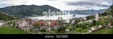 Bucht von Kotor am Abend aus Dobrota erschossen. Zeigt der ria, die umliegenden Berge, bewölktem Himmel und Wohngebäude Stockfoto