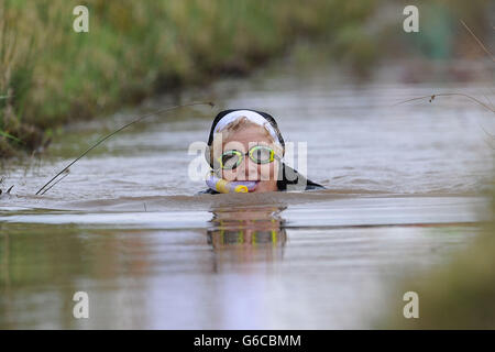 Ein Teilnehmer während der jährlichen World Bog Schnorchel Championship, die jeden August an der Bank Holiday im dichten Waen Rhydd Torfmoor in der Nähe von Llanwrtyd Wells in Mittelwales stattfindet. Stockfoto