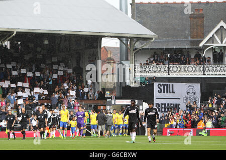 Fußball - Barclays Premier League - Fulham gegen Arsenal - Craven Cottage. Die Spieler von Fulham und Arsenal betreten das Spielfeld für das Spiel Stockfoto