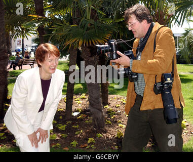 Kultursekretärin Tessa Jowell MP und Schauspieler Stephen Fry posieren für Fotografen bei der Eröffnung des britischen Pavillons beim 56. Filmfestival von Cannes in Cannes, Frankreich. Stockfoto