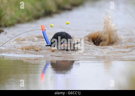 Ein Teilnehmer während der jährlichen World Bog Schnorchel Championship, die jeden August an der Bank Holiday im dichten Waen Rhydd Torfmoor in der Nähe von Llanwrtyd Wells in Mittelwales stattfindet. Stockfoto