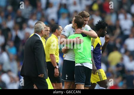 Jan Vertonghen von Tottenham Hotspur (links) und Roberto Soldado gratulieren jedem Andere auf dem Platz nach der letzten Pfeife Stockfoto