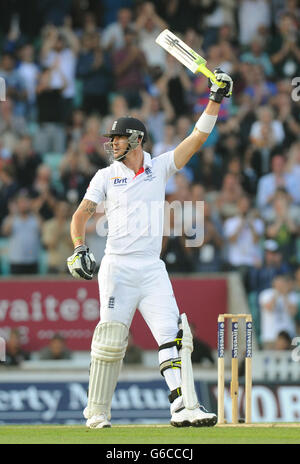 Englands Kevin Pietersen feiert 50 Punkte, die nicht am fünften Tag des Fifth Investec Ashes Test Matches im Kia Oval, London, ausgemacht wurden. Stockfoto