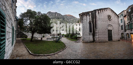 Kirche von St. Mary Collegiate in der Altstadt von Kotor, mit dem Berg im Hintergrund kurz vor Einbruch der Dunkelheit Stockfoto