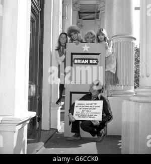 Brian Rix feiert 21 Jahre Comedy mit den Stars von „Don't Just Lie There, Say Something“ im Garrick Theatre in London. (l-r) Deborah Grant, Joanna Lumley, Donna Reading und Nina Thomas. Stockfoto