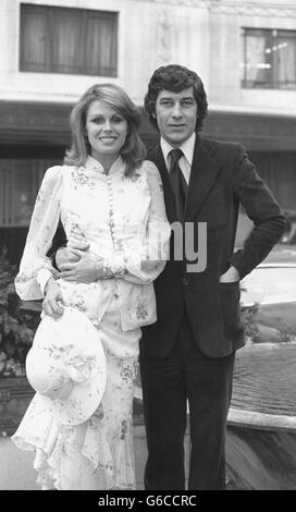 Die Stars von New Avengers sind Joanna Lumley und Gareth Hunt. Archive-pa174926-5 Stockfoto