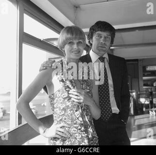 Die Schauspielerin Joanna Lumley und ihre New Avengers sind Co-Star Gareth Hunt am Londoner Flughafen Heathrow, nachdem sie aus San Francisco zurückgekehrt waren, wo sie für die neue Avengers TV-Serie geworben haben. Archive-pa176390-1 Stockfoto