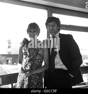 Unterhaltung - Joanna Lumley und Gareth Hunt - Flughafen Heathrow, London Stockfoto