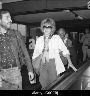 New Avengers Star Joanna Lumley am Londoner Flughafen Heathrow vor dem Flug nach Kanada. Archive-pa181258-1 Stockfoto