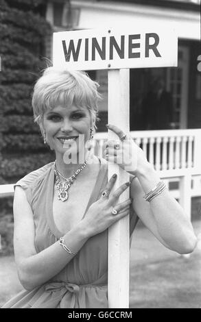 Unterhaltung - Joanna Lumley - Sandown Park Pferderennbahn Stockfoto