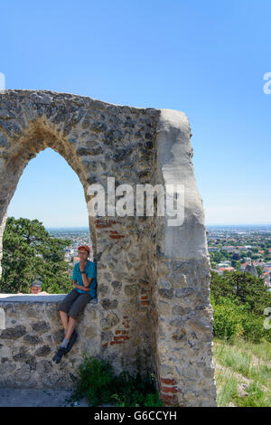 künstliche Ruine "Brille" auf dem schwarzen Turm mit Blick auf Mödling und Kinder, Mödling, Österreich, Niederösterreich, untere Au Stockfoto