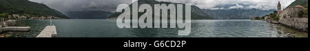 Bucht von Kotor beschossen vom Rand Wassers Prčanj, Montenegro bei launische Wetter, mit dunklen Wolken, die aus einer Seite. Stockfoto