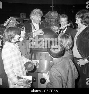 Der Doktor, der Jon Pertwee mit einem Dalek aus der Sci-Fi-Serie auf der Fact or Fiction Science Show im Londoner Planetarium aufführt. Im Blick sind Blue Peter-Moderator Peter Purves (rechts) und der Direktor des Planetariums John Ebdon. Die Kinder von Dr. Baranardo Homes waren zu Gast bei der Veranstaltung. Stockfoto