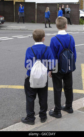 Schüler der Edenham High School in Croydon, im Süden Londons, werden nach Hause geschickt, nachdem ihr Lehrer gesagt hatte, dass seine Schule es sich nicht leisten könne, zeitweiliges Lehrpersonal einzustellen. * Leiter Jonathan Parker sagte, eine Kürzung der Mittel bedeute, dass es sich nicht leisten könne, Lehrer einzustellen, um kranke Mitarbeiter zu decken. Stockfoto