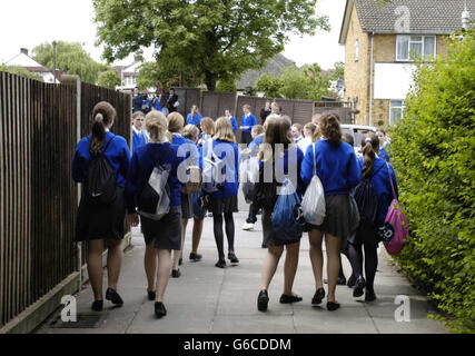 Kinder außerhalb der Schule der Edenham High School in Croydon, im Süden Londons, werden wie Schüler nach Hause geschickt, nachdem ihr Lehrer sagte, seine Schule könne es sich nicht leisten, zeitweiliges Lehrpersonal einzustellen. *..Leiter Jonathan Parker sagte, eine Kürzung der Mittel bedeute, dass es sich nicht leisten könne, Lehrer einzustellen, um kranke Mitarbeiter zu decken. Stockfoto