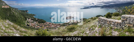 Sveti Stefan in Montenegro, im Osten und zeigt die Küste, die Bucht von Budva und die Skyline von Berg betrachtet Islet. Stockfoto