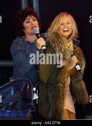 Gastgeber der Show Ruby Wax mit Emma Bunton, die während des Prince's Polo Concert im Royal County of Berkshire Polo Club in Windsor auf der Bühne auftrat. Stockfoto