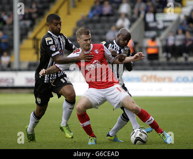 Fußball - Sky Bet League One - Notts County / Rotherham United - Meadow Lane. Joss Labadie von Notts County (links) und Jamal Campbell-Ryce (rechts) treten gegen Michael O'Connor von Rotherham United an Stockfoto