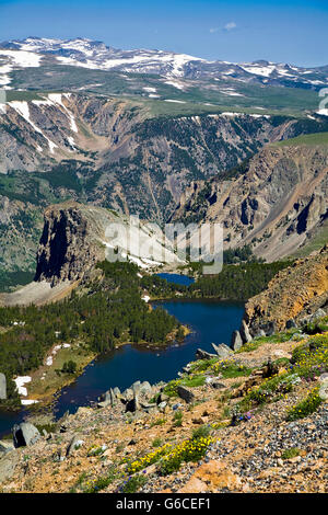 Doppel-See, einer von Hunderten von Bergseen sichtbar von der Beartooth Highway, ein All-American Road auf einem Abschnitt der U.S. Route 212 in Montana zwischen Red Lodge und der Staatsgrenze von Wyoming.  Die Autobahn an der Spitze Beartooth Pass 10.947 Füße (3.337 m) über dem Meeresspiegel Stockfoto