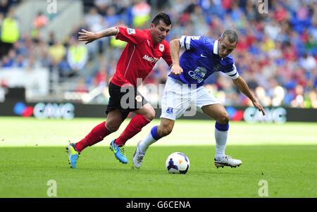 Fußball - Barclays Premier League - Cardiff City / Everton - Cardiff City Stadium. Gary Medel von Cardiff City und Leon Osman von Everton in Aktion. Stockfoto