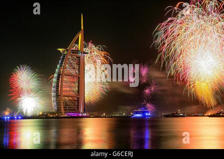 Feuerwerk am Burj Al Arab am Neujahrstag, Dubai, Vereinigte Arabische Emirate Stockfoto