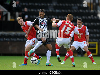 Fußball - Sky Bet League One - Notts County / Rotherham United - Meadow Lane. Adam Coombes von Notts County (zweite links) und Michael O'Connor von Rotherham United (links) und Rob Milson kämpfen um den Ball Stockfoto