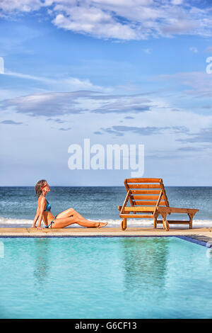 Frau, Sonnenbaden am Pool in Nilaveli. Sri Lanka Stockfoto