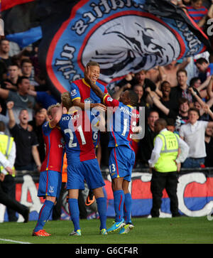 Crystal Palace's Dwight Gayle (oben) wird von Jason Puncheon (rechts) und seinen Mitspielern gratuliert, nachdem sie beim Barclays Premier League-Spiel im Selhurst Park, London, ihr zweites Tor erzielt haben. Stockfoto