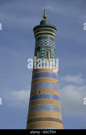 Hohe Minarett der Islom Xo'ja Madrasah in der alten Stadt Chiwa Usbekistan Stockfoto