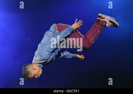 Aston Merrygold von JLS führt einen Backflip während des ersten Tages des Fusion Festivals im Cofton Park, Birmingham. Stockfoto