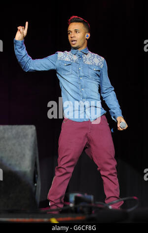 2013 Fusion Festival - Birmingham. Aston Merrygold von JLS tritt am ersten Tag des Fusion Festivals im Cofton Park, Birmingham, auf. Stockfoto