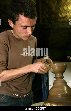 Handwerker machen einen Tontopf in Samarkand Stockfoto