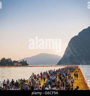 Das schwimmende Piers Christo-Projekt. Besucher, die von Sulzano Monte Isola und die Insel von San Paolo. Stockfoto